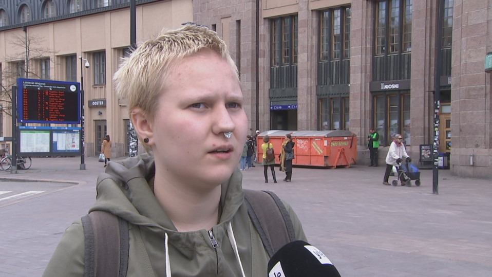 Heta Seppälä Helsingin rautatieaseman edessä.