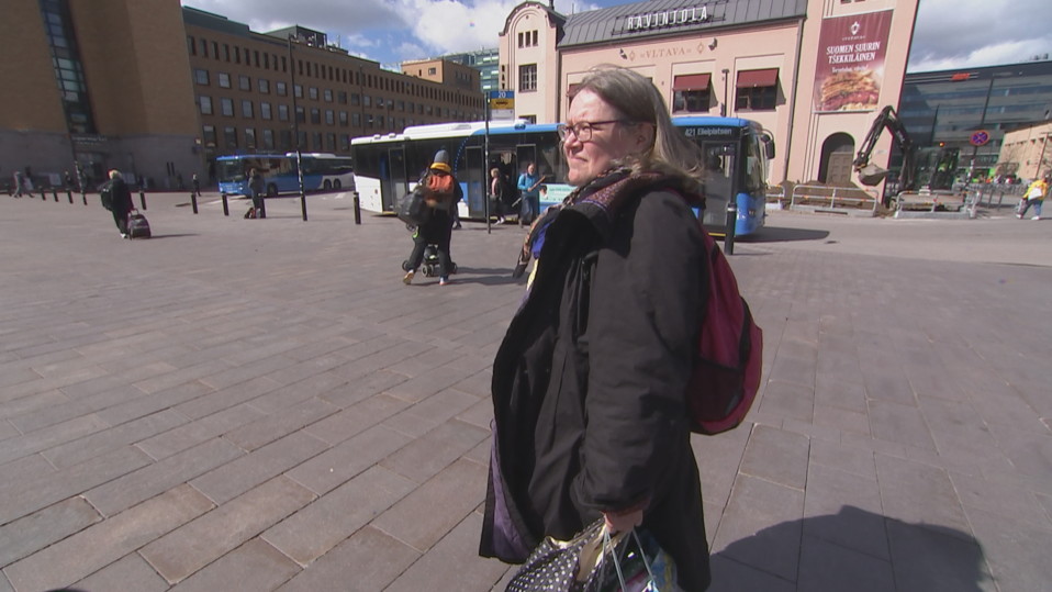 Riikka Walta Helsingin rautatieaseman edessä.