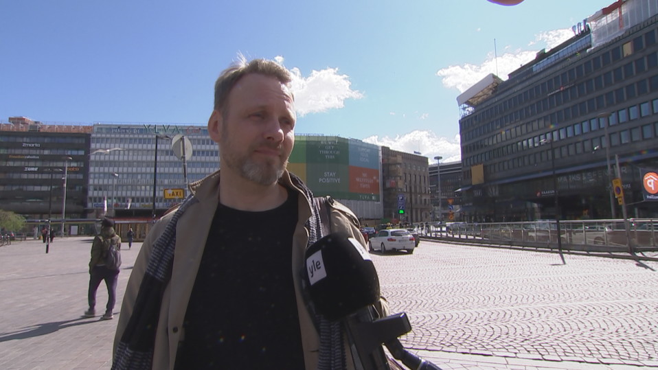 Tuomas Plosila Helsingin rautatieaseman edessä.