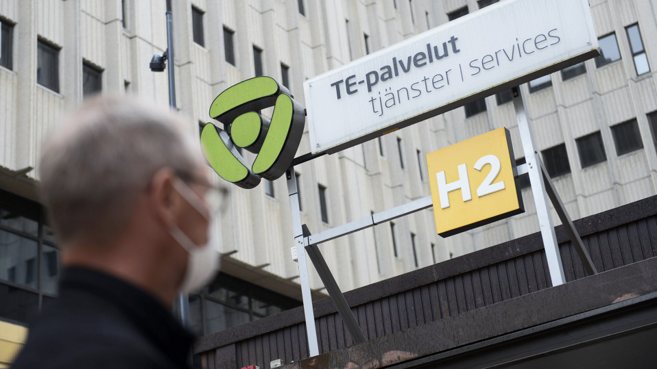Asiakas menossa Helsingin Työllisyyden palvelutorille Pasilan TE-toimistoon