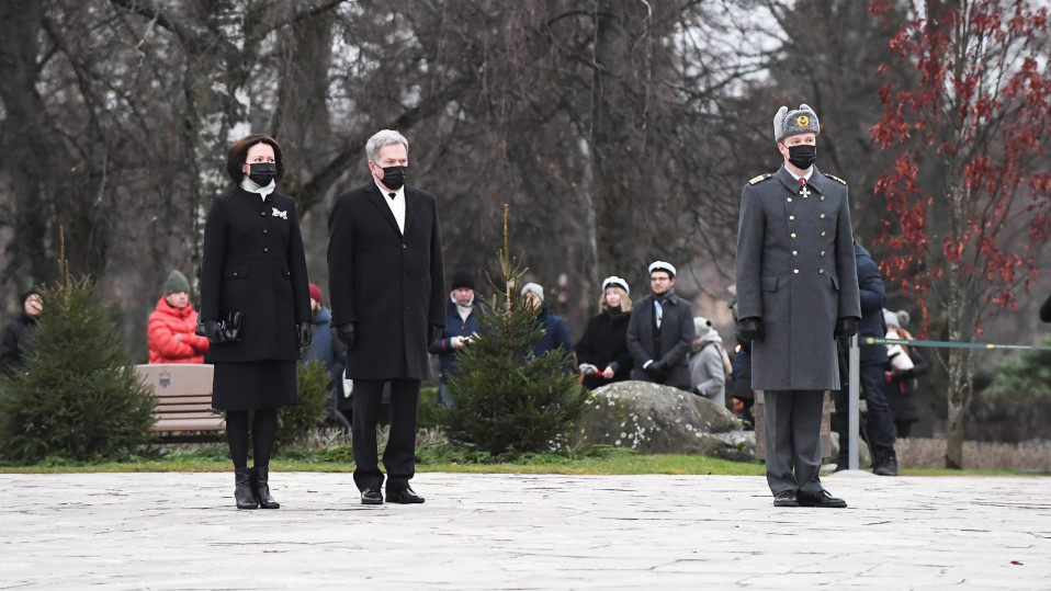 Presidentti Sauli Niinistö ja Jenni Haukio seppeleenlaskutilaiuudessa Hietaniemen hautausmaallla.