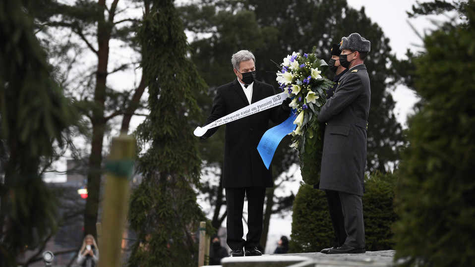 Presidentti Sauli Niinistö laskee seppleen Hietaniemen hautausmaallla.