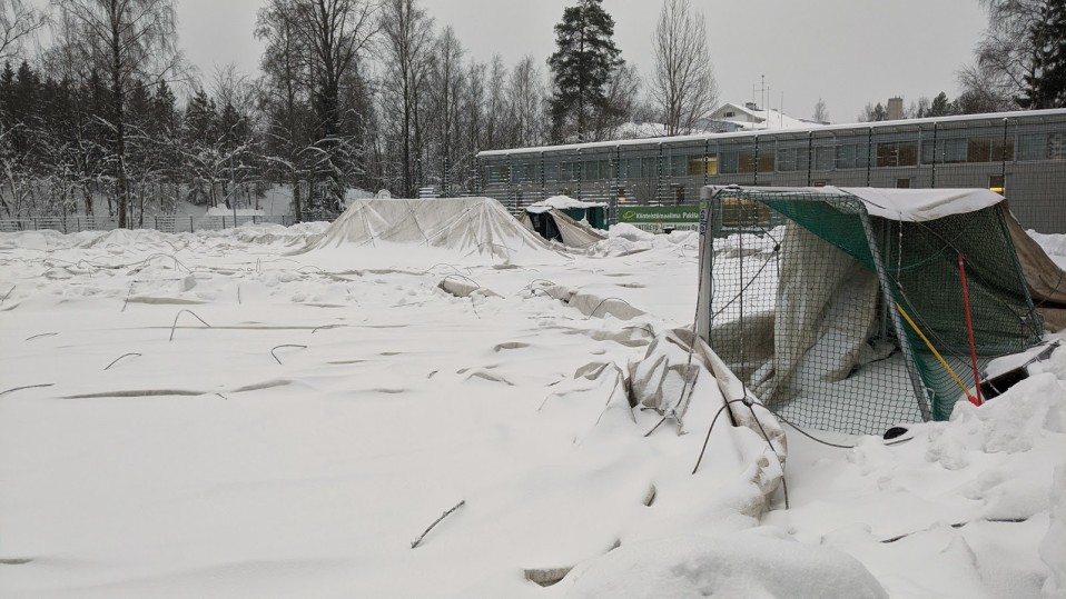 Romahtanut kuplahalli Helsingin Pakilassa.