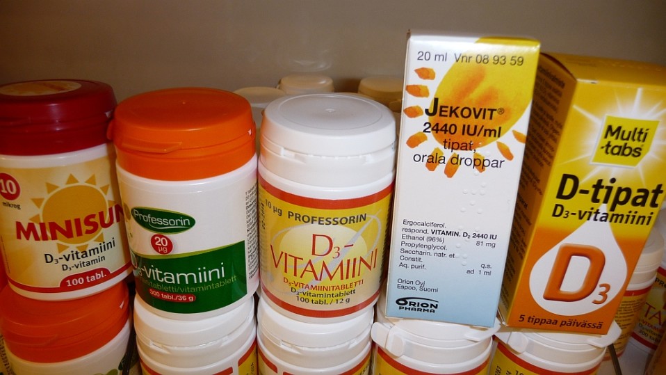 D-vitamiinipurkkeja hyllyssä