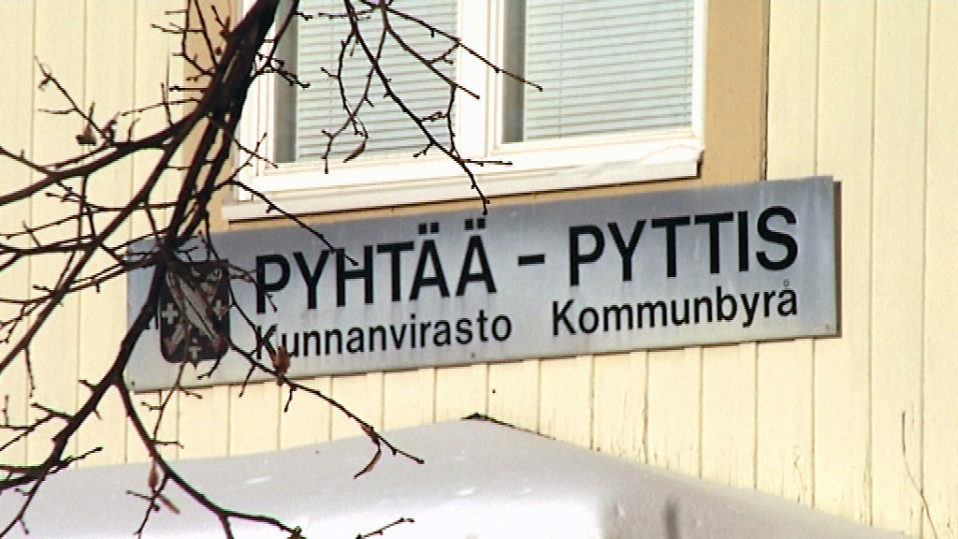 Pyhtään kunnanviraston kyltti.