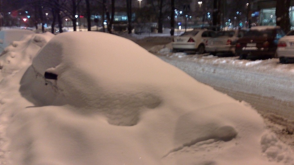 Lumeen hautautunut auto.