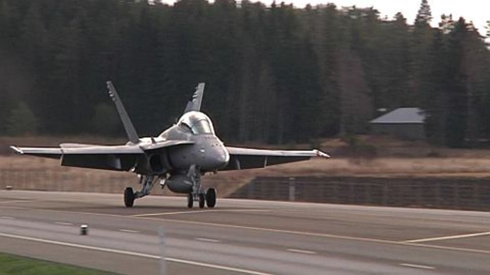 Hornet laskeutumassa varalaskupaikalle