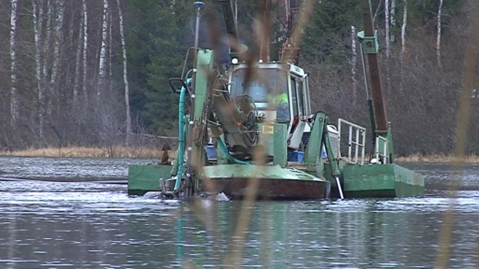 Sulfidiointia järven pinnalla