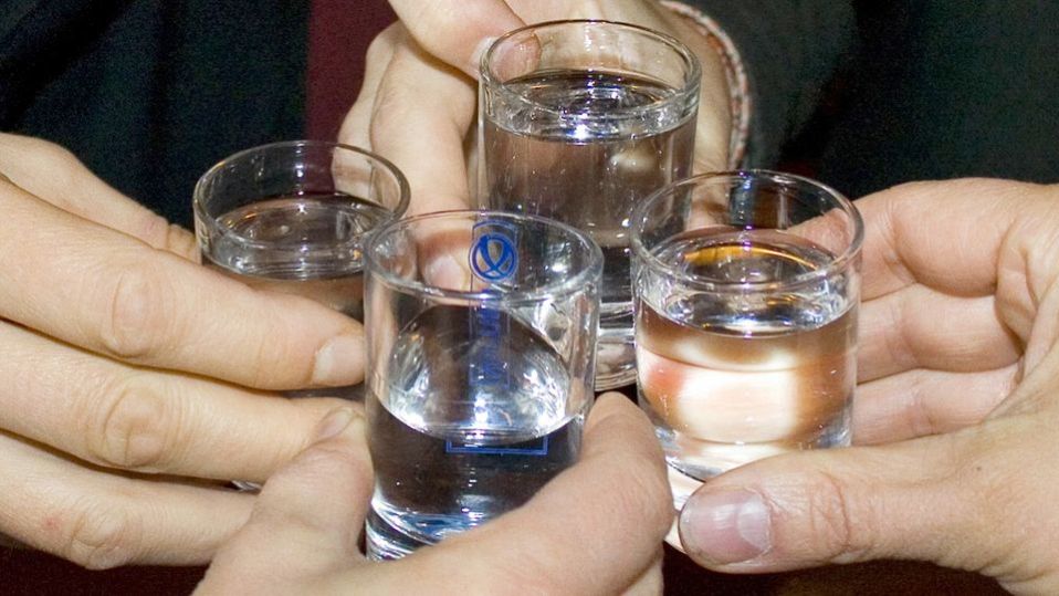 ihmiset juovat schnapsia