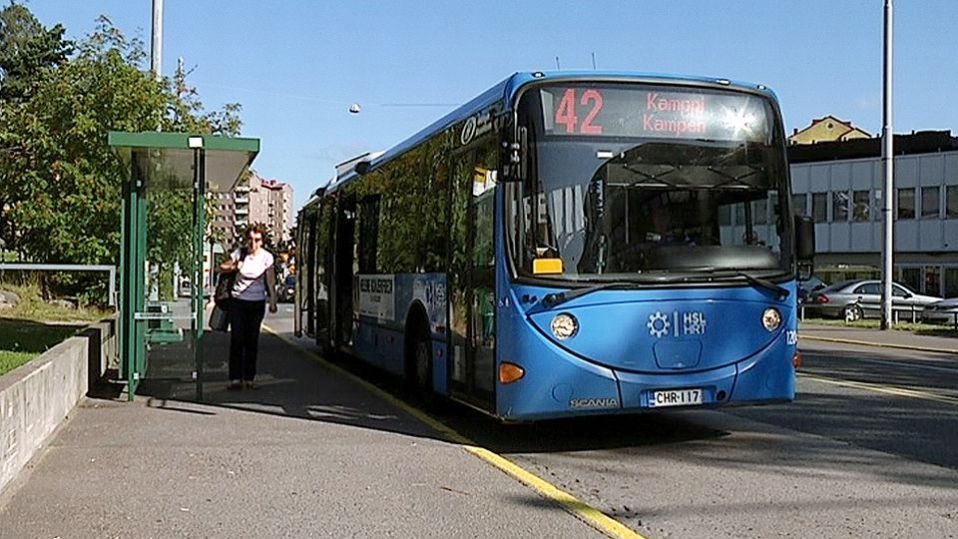 Bussi pysäkillä.