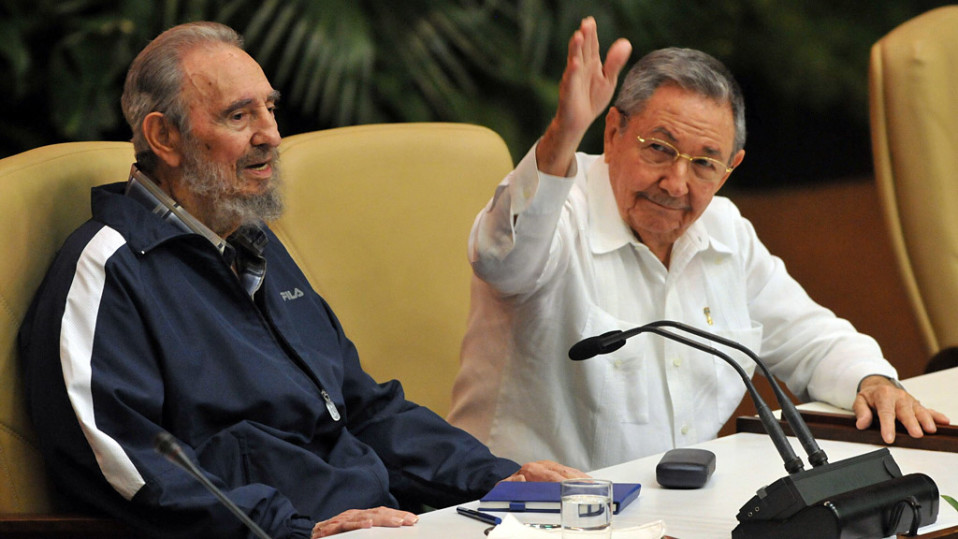 Fidel Castro ja häneltä presidentinviran perinyt veli Raúl Castro kommunistipuolueen puoluekokouksen päätösistunnossa Havannassa 19 huhtikuuta 2011.