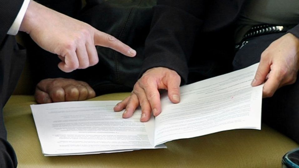johtaja kädet neuvottelu sopimus mies nainen paperi kokous päätös