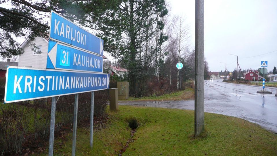 karijoen kylänraitilla suupohjan kuntien kylttejä