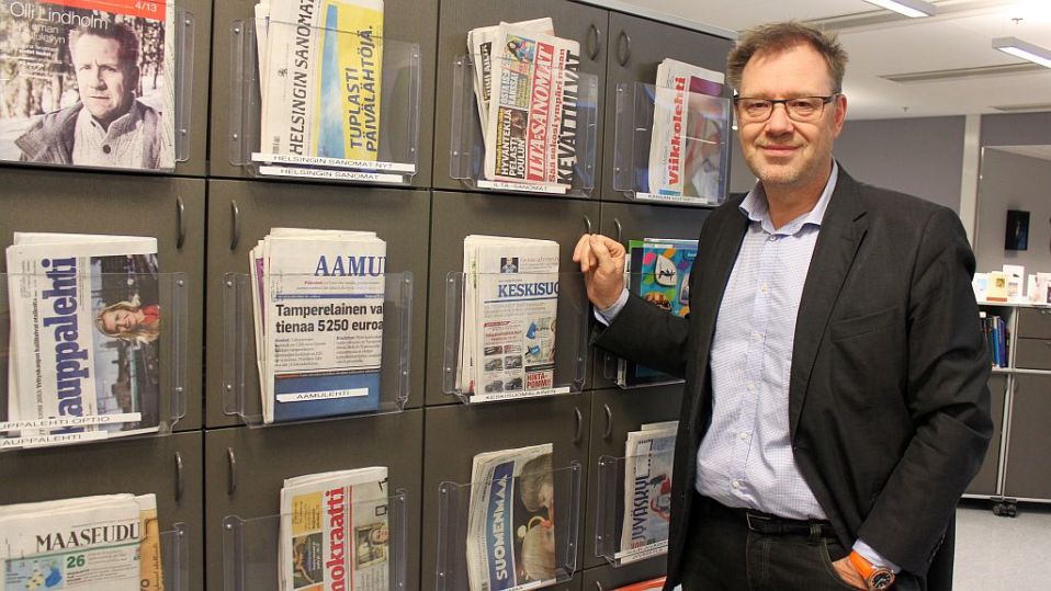 Toimitusjohtaja Vesa-Pekka Kangaskorpi Yle Keski-Suomen lehtihyllykön edessä.