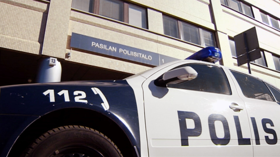 Poliisiauto Pasilan poliisitalon edustalla.