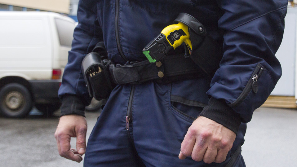 Poliisin lamautin vyöllä.