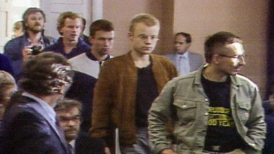 Oulun kaupunginteatterissa vuonna 1987 esitetyn ja kansallisesti kuohuntaa herättäneen esityksen 'Jumalan teatteri' jäsenet, Teatterikorkeakoulun silloiset opiskelijat Jari Halonen, Jari Hietanen, Esa Kirkkopelto ja Jorma Tommila saapuivat oikeudenistuntoon syyskuussa 1987.