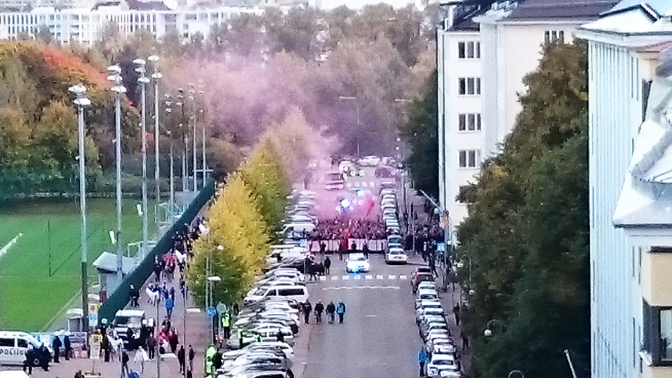 Kannattajajoukko Töölön jalkapallostadionin lähistöllä.