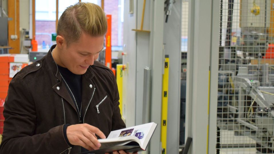 Kirjan keskeltä löytyy 16 sivua valokuvia Jaren vaiheista.