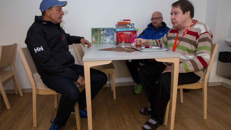 Seppo Honkonen ja Orvo Virtanen kylässä palvelukodilla.