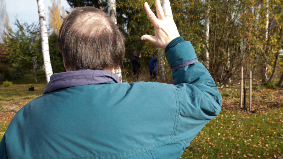 Palvelukodin asukas Harri vilkuttaa Lahjanharjuntiellä