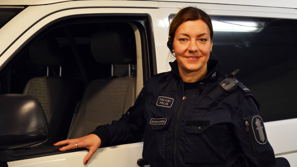 Taimi Komulainen on ensimmäinen maahanmuuttajataustainen poliisi.