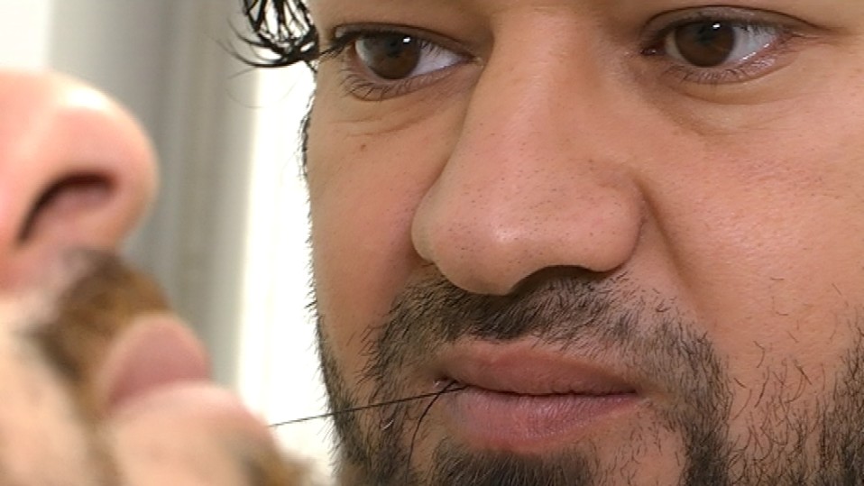 Parturi Ammar Alobaidi ja asiakkaana Karrar Mushtaq Hammoydi.