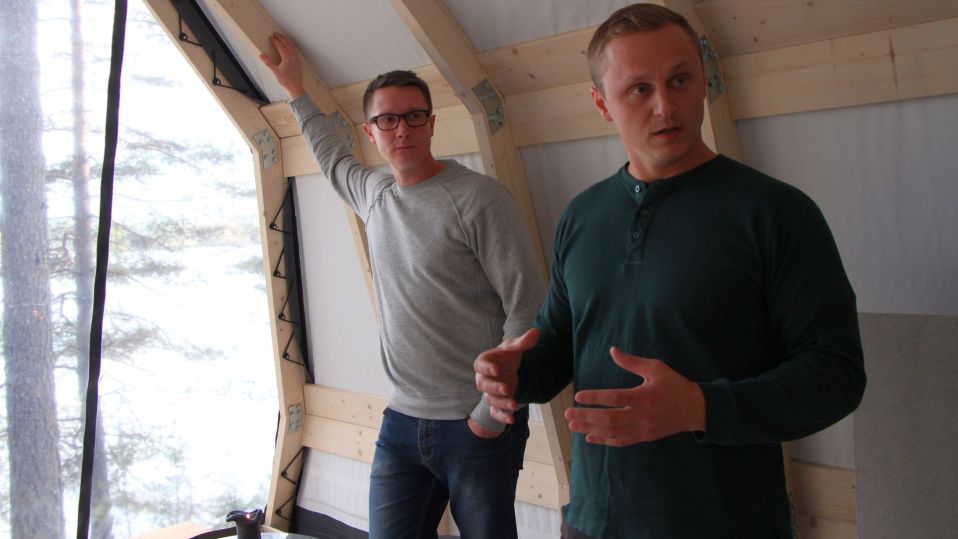 Janne Tyynismaa (vas.) ja Markus Ahonen saivat idean telttaansa Sveitsin Alpeilla.