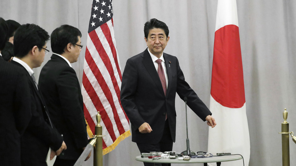 Shinzo Abe tiedotustilaisuudessaan New Yorkissa.