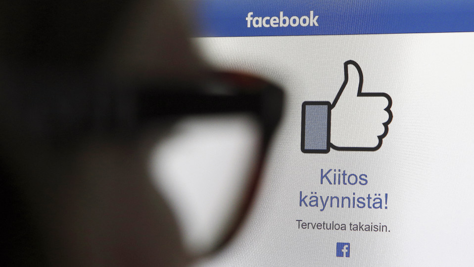 Peukkukäsi facebookin etusivulla.