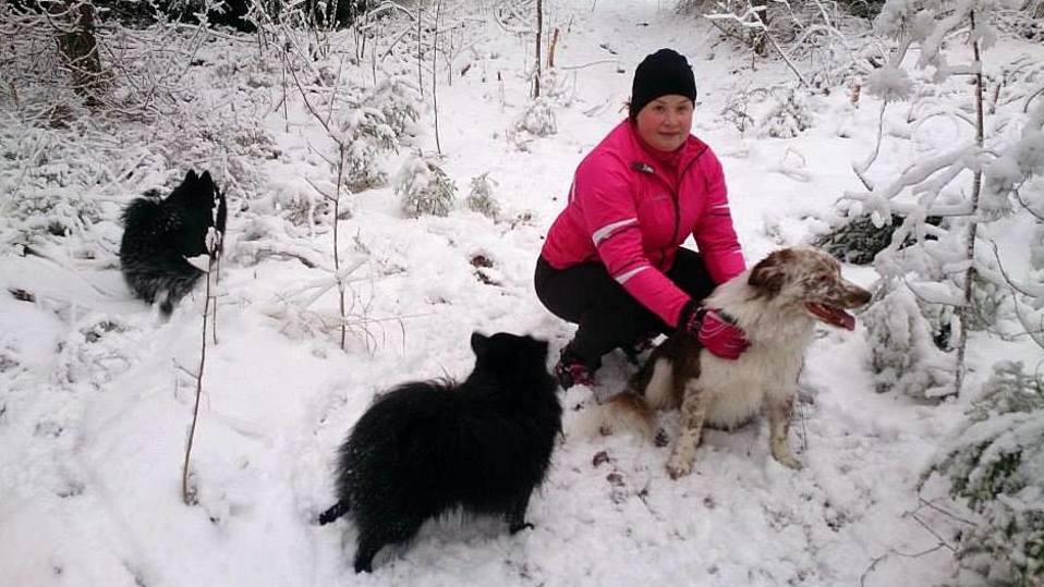 Heidi Hyytiäinen koiriensa kanssa
