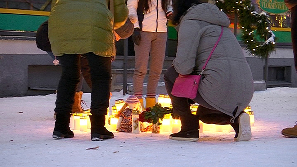 Imatralaiset ovat tuoneet kynttilöitä surmapaikalle.