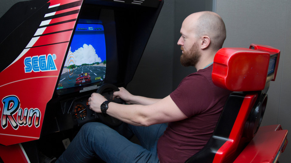 Mies pelaa Sega autopeliä