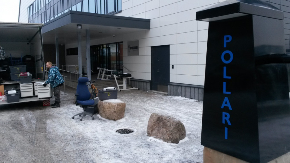 Kotkan poliisitalon edustalla