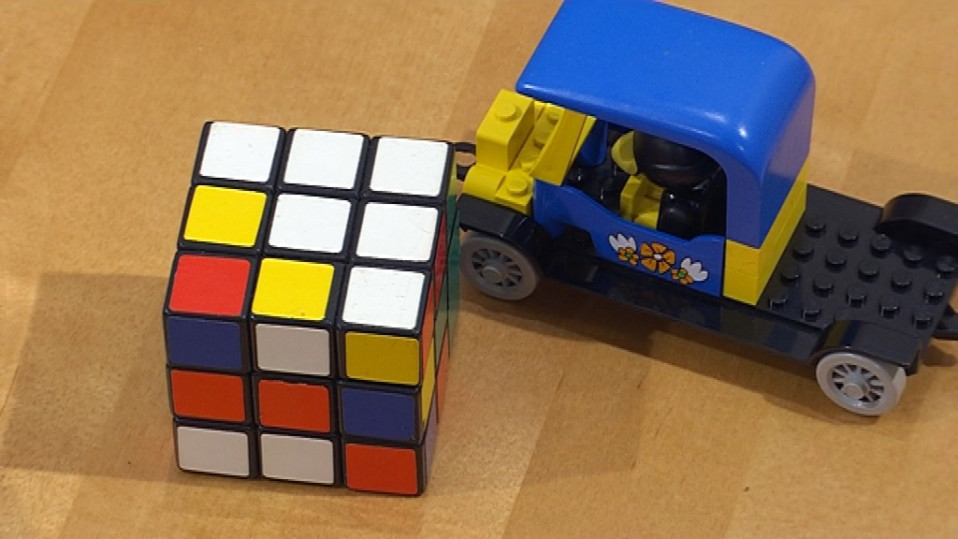 Rubikin kuutio ja leluauto