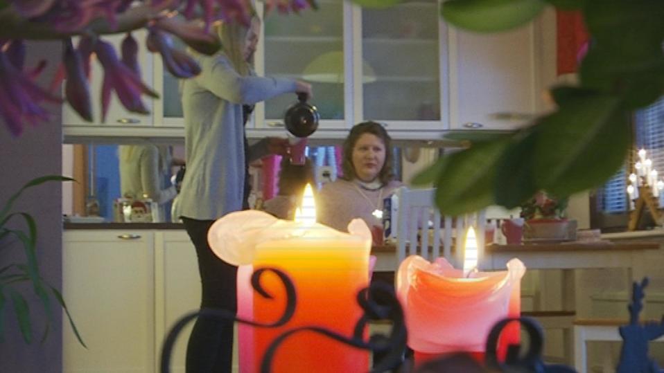 Henkilökohtainen avustaja Hanna Hammarström kaataa kahvia Marjo Luomaselle.