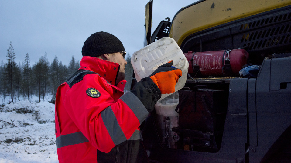 Metsäkoneenkuljettaja Iiro Pikkarainen.