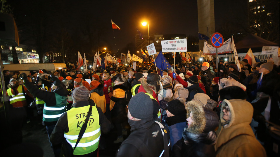 Ihmiset osoittivat mieltään parlamentin edustalla Varsovassa Puolassa 11. tammikuuta 2016.