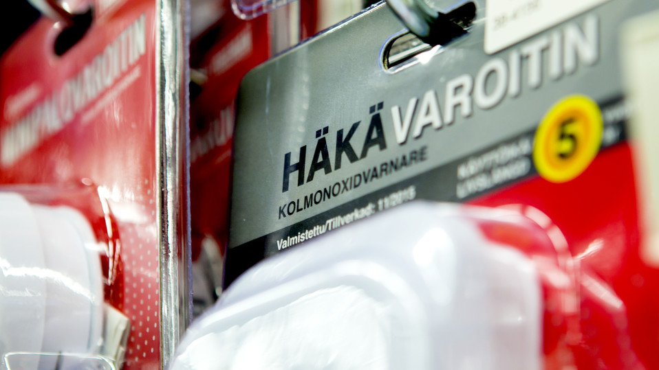 Häkävaroitin kaupan hyllyssä.