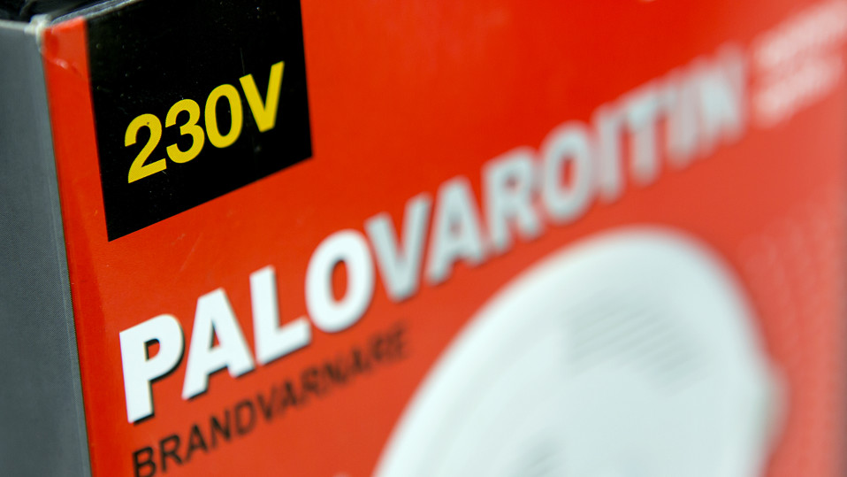 Sähköverkkoon kytkettävä palovaroitin kaupan hyllyssä.