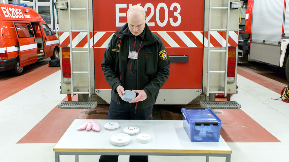 Palotarkastusinsinööri Tuomas Pylkkänen esittelee palovaroittimia