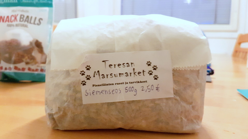 Ruoat pussitetaan isoista pusseista asikkaiden toiveiden mukaisesti.