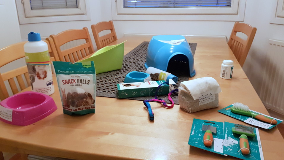 Marsumarketin tuotevalikoimasta löytyy yrttikakkuja, kasvisten makuisia herkkutikkuja, herkkukeksejä, ruokakuppeja ja jyrsijöille tehty iglu.