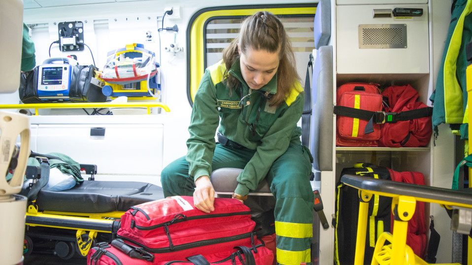 Ensihoitaja Saara Häkkilä pakkaa ambulanssia