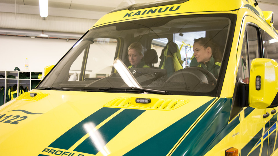Ensihoitajat lähtevät ambulanssilla.