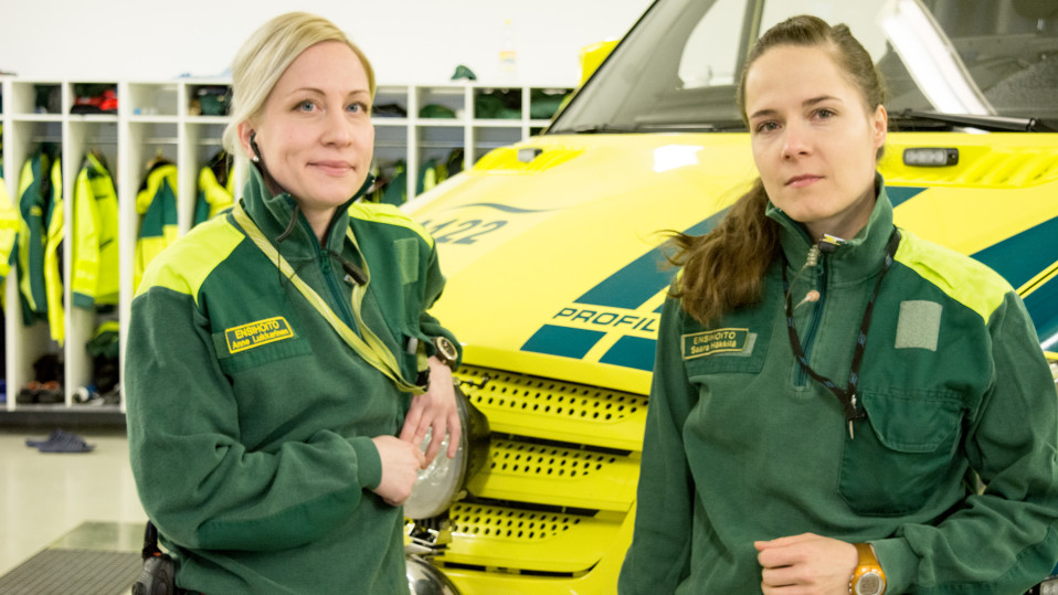 Anne Lukkarinen ja Saara Häkkilä ambulanssin edessä.