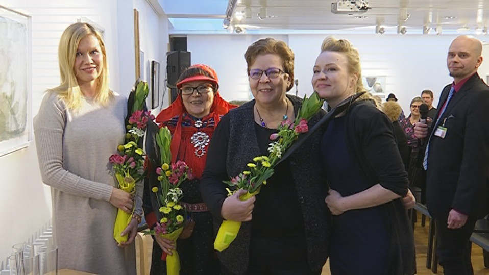 Vasemmalla Minna Rytilahti. Kerttu Vuolabin oikella puolella Valon airut -kirjan kääntäjä Riitta Taipale ja voittajan valinnut Katja Gauriloff.