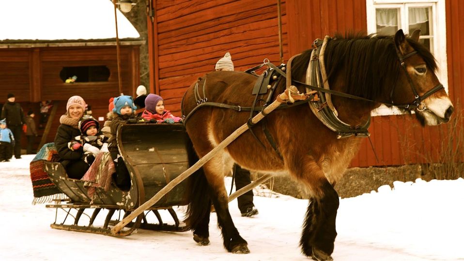 Minetta hevonen antaa kyytiä Bragen ulkomuseon hiihtolomariehassa.