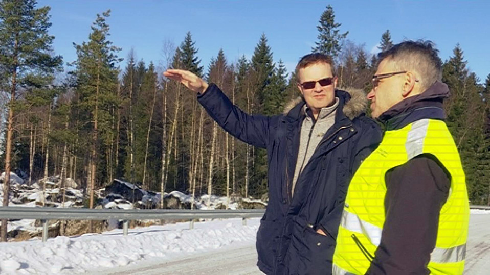 Riistakeskuksen Stefan Pellas ja ELY-keskuksen Kjell Lind Kasitein varressa.