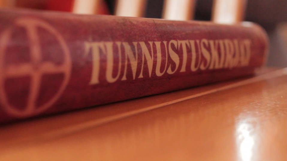 Tunnustuskirjat pöydällä